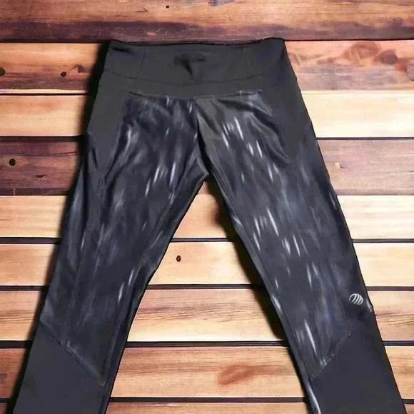 MPG size medium navy blue Capri leggings. Running Workout Yoga Everyday Wear. - Picture 2 of 2